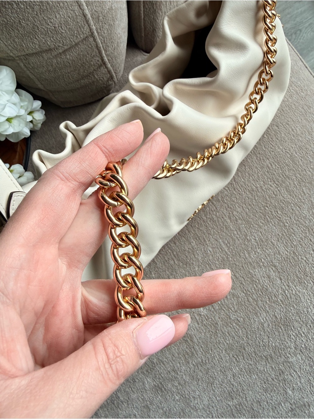 Coach Large Faye Bag Soft Leather Shoulder Bag in Chalk with Gold Chain - Picture 3 of 10